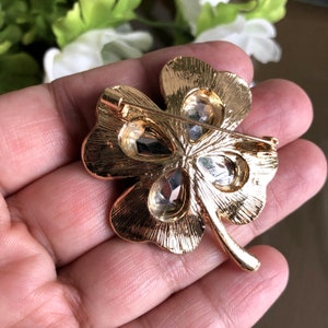 Broche de trébol de cuatro hojas, broche de alfiler floral de pedrería de cristal, alfiler de broche verde, joyería de estilo vintage, regalos para ella imagen 7