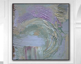 Op de afbeelding: Abstract schilderij met draaiende patronen in tinten van paars, groen en beige. Het schilderij is ingelijst en hangt aan een witte muur.