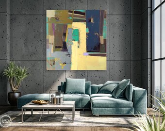 Puede incluir: Pintura abstracta con formas geométricas en tonos de amarillo, verde, azul y marrón. La pintura está colgada en una pared gris en una sala de estar moderna con un sofá seccional de color verde azulado y una mesa de café.