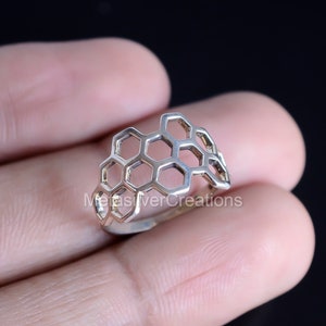 Bienenwabenring: Geometrischer Schmuck aus Silber 925