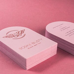 Aangepaste roze visitekaartjes met foliedruk: eenvoudig kaartontwerp boekdruk.