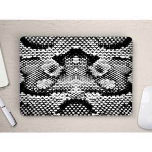 Könnte beinhalten: Schwarze und weiße Laptop-Haut mit Schlangenhautmuster.