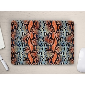 Op de afbeelding: Een laptop skin met een slangenhuidpatroon in tinten blauw, oranje en zwart.