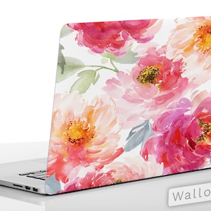 Könnte beinhalten: Eine Laptop-Haut mit einem Aquarell-Blumenmuster mit rosa, roten und orangefarbenen Blumen auf weißem Hintergrund. Die Haut ist für einen Laptop konzipiert und hat den Text "Laptop Skins" und "Wallooks" darauf gedruckt.