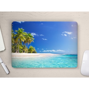 Puede incluir: Una piel para portátil con una escena de playa tropical. La imagen muestra una playa de arena blanca con palmeras y agua azul turquesa.