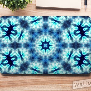 Könnte beinhalten: Eine Laptop-Haut mit einem abstrakten Mandala-Muster in Blau und Weiß mit einem leuchtenden Effekt. Die Haut ist für einen Laptop konzipiert.