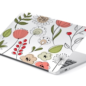 Puede incluir: Un portátil blanco con un diseño floral en la tapa. El diseño presenta flores y hojas rojas, rosas y verdes.