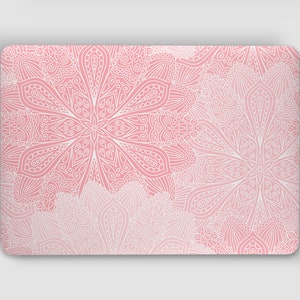 Könnte beinhalten: Rosa Laptop-Haut mit einem weißen Mandala-Design. Das Design verfügt über komplizierte Details und einen Verlaufseffekt.