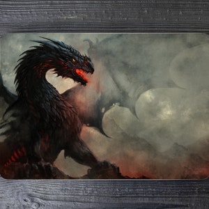 Puede incluir: Un dragón negro con ojos rojos brillantes y una gran envergadura de alas, sobre un fondo brumoso y rojizo.