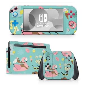Puede incluir: Una consola Nintendo Switch turquesa y dos mandos con un diseño de temática veraniega. El diseño presenta flamencos rosas, sandía, helado, gafas de sol y limones. La consola tiene el texto "NINTENDO SWITCH" en la parte delantera.