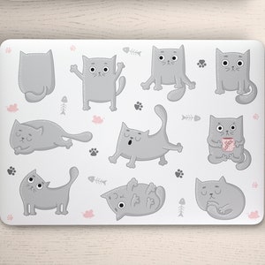 Op de afbeelding: Een witte laptop skin met een herhalend patroon van grijze cartoonkatten in verschillende poses. Sommige katten slapen, sommige houden koffiebekers vast en sommige rekken zich uit. De achtergrond is wit met roze poot afdrukken en visgraten.