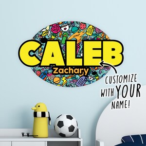 Décalcomanie murale de personnages de dessins animés colorés pour garçons personnalisés, décor de chambre de garçons, autocollant mural de nom personnalisé, signe de nom de salle de jeux pour garçons, chambre d’enfant