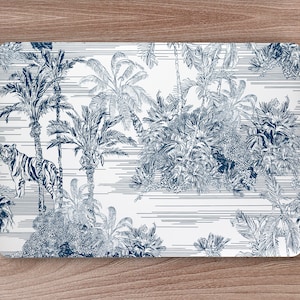 Puede incluir: Una piel de portátil blanca con un estampado tropical azul y blanco con palmeras y un tigre.