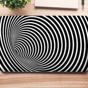Op de afbeelding: Een zwart-witte laptop skin met een draaiende, hypnotische patroon van concentrische cirkels.