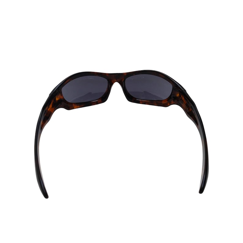 Puede incluir: Gafas de sol deportivas con montura con estampado de carey y lentes oscuras. Las gafas de sol tienen un dise&ntilde;o curvo y son adecuadas para actividades al aire libre. La montura es una mezcla de marr&oacute;n y negro.