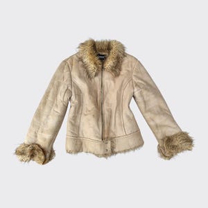 Kurtka McBling z lat 2000. z obszyciem ze sztucznego futra, dopasowana, Paris Hilton Afghan Coat, estetyka Y2K Bimbo Core, styl Penny Lane – klasa B, rozmiar S