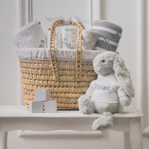 Personalisierter weißer und grauer Babygeschenkkorb mit personalisiertem grauem Häschen-Stofftier