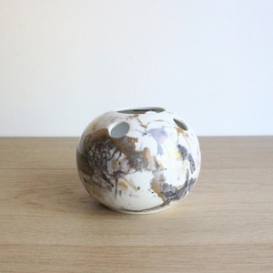 Petit vase vintage français grenouille fleuri, porcelaine peinte à la main et signée