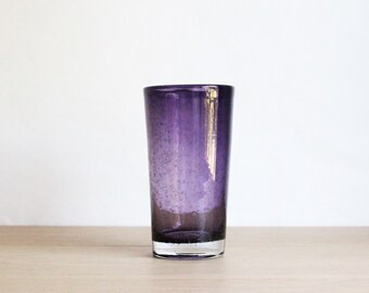 millésime c. Vase à fleurs en verre bulle soufflé de couleur violette des années 90 provenant d’un marché aux puces Français