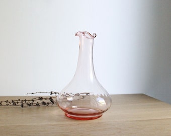 carafe vintage en verre soufflé rose poudré, vase bourgeon recyclé