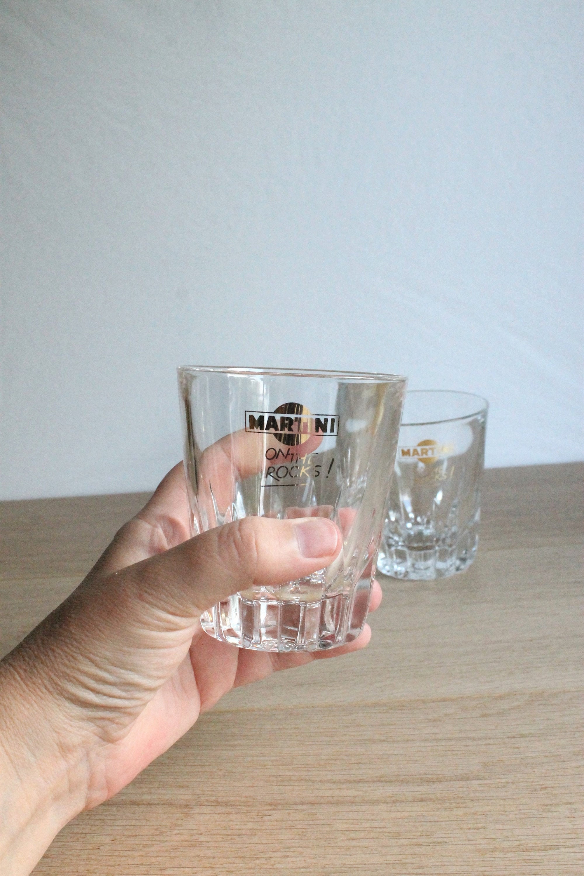 2 Verres à Vermouth Vintage Martini On The Rocks Base Épaisse et Décor Doré, d'un Marché Aux Puces F