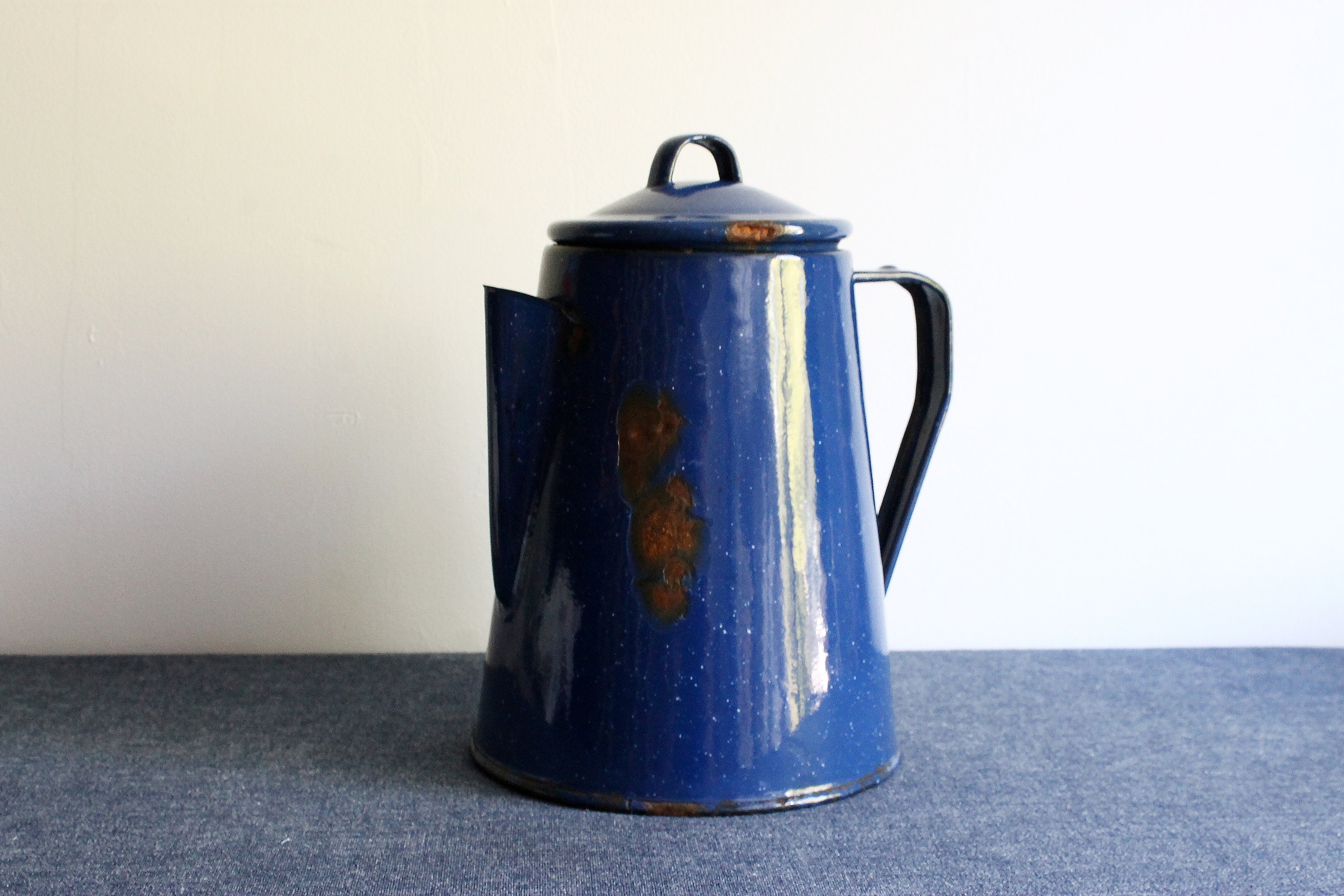 Cafetière en Émail Bleu Vintage d'un Marché Aux Puces Français