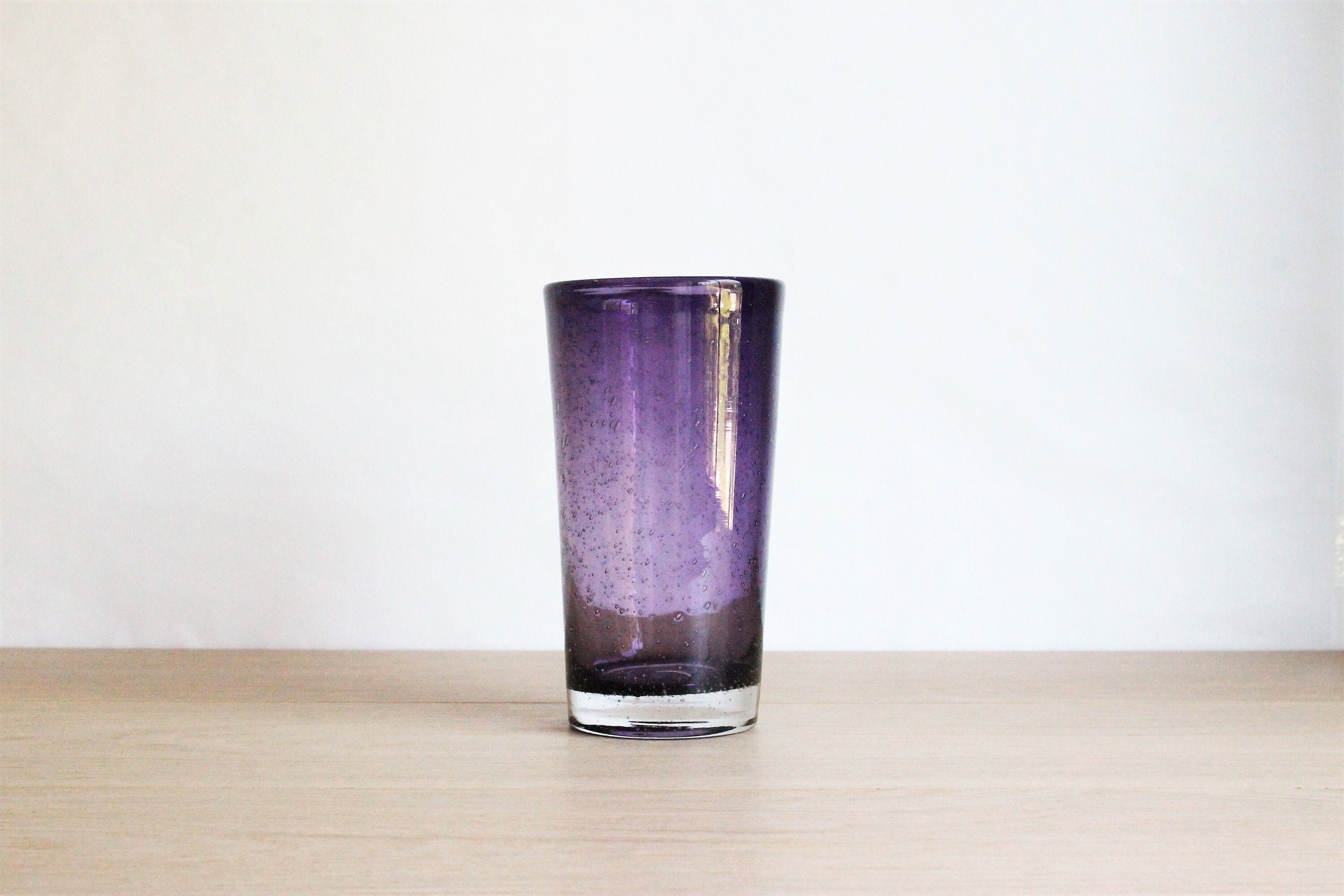 Vintage C. Années 90 Couleur Pourpre Vase à Fleurs en Verre Soufflé Bulles d'un Marché Aux Puces Fra