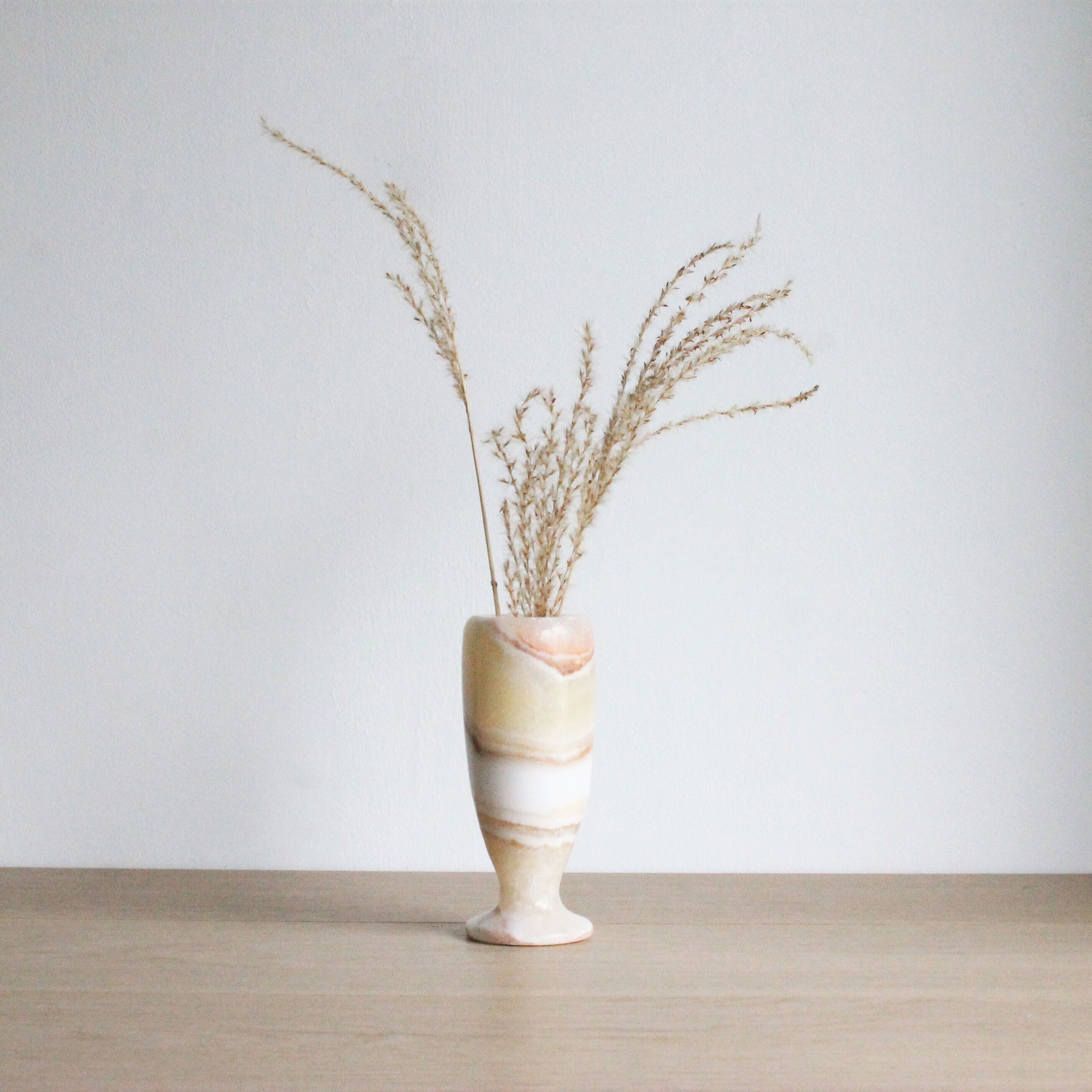 Petit Vase en Bourgeons de Marbre Égyptien Vintage, Provenant d'un Marché Aux Puces Français