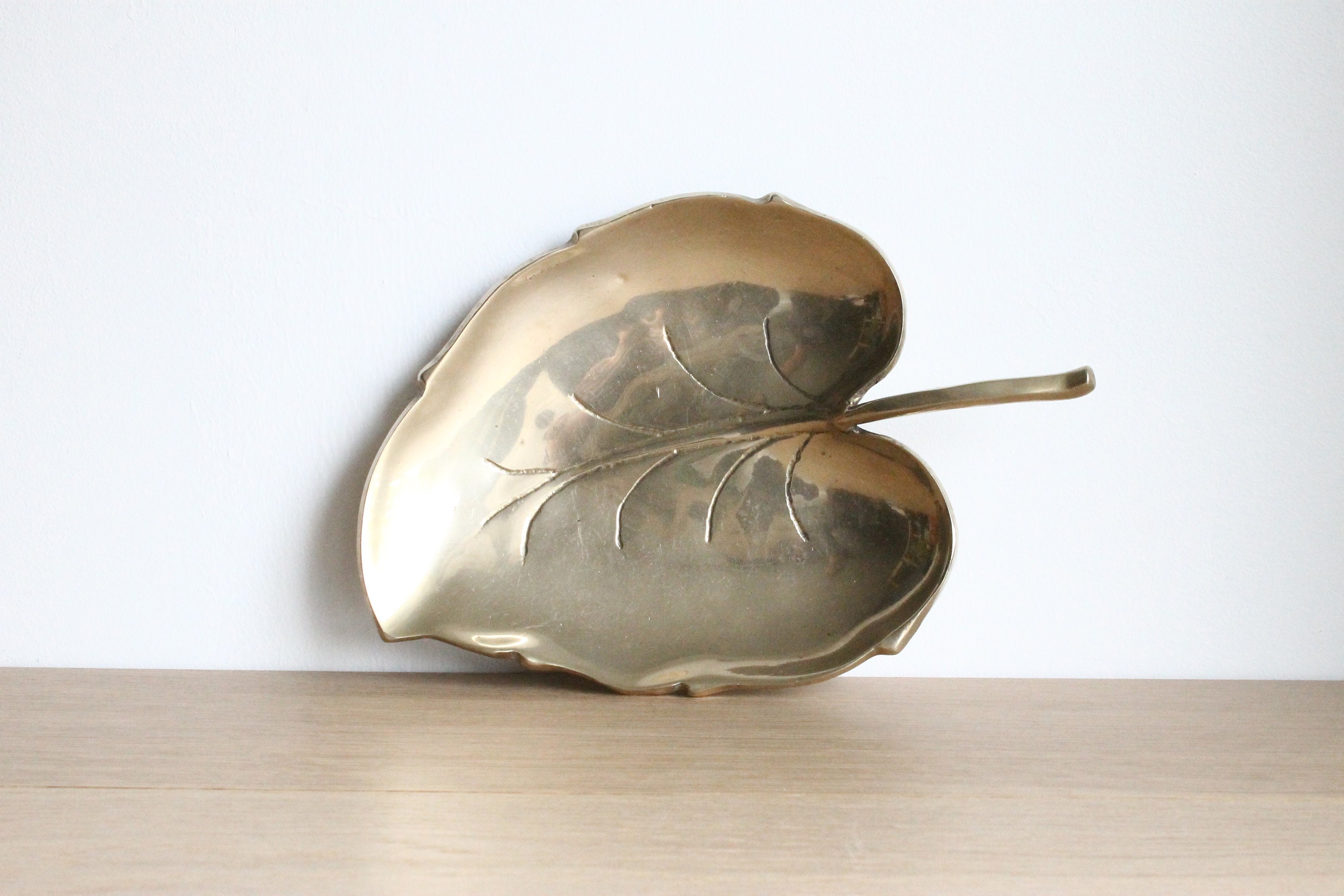 Plat de Bibelots en Feuilles Laiton Massif Vintage d'un Marché Aux Puces Français