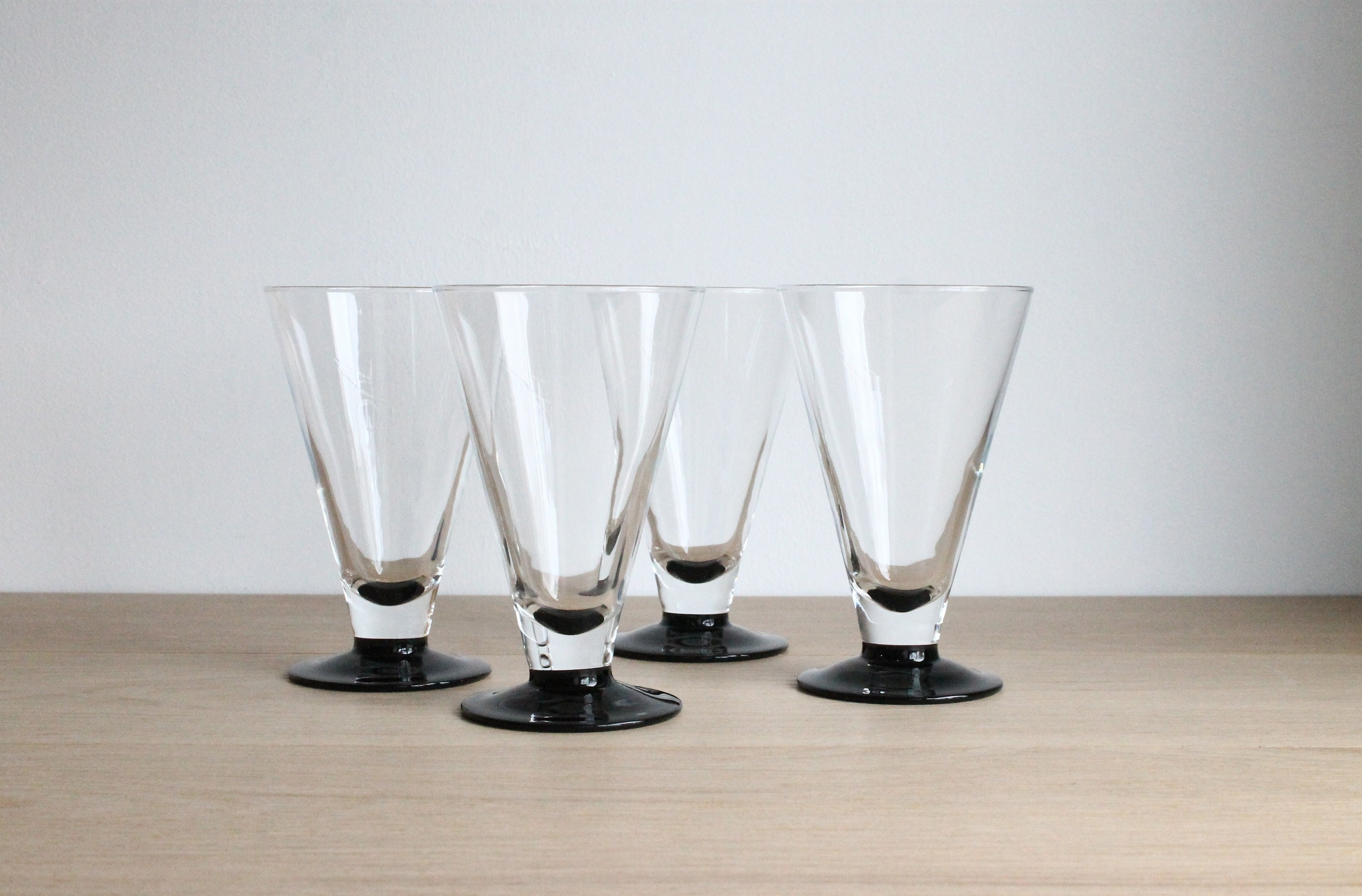 4 Français Vintage Des Années 80 Luminarc Rare Gobelets à Pieds Noirs, Verres Cocktail ou Tasses Par