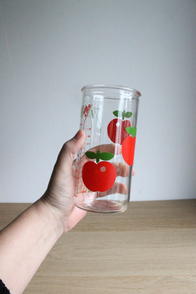 Ensemble de pots en verre à couvercle et verres à mesurer Henkel vintage des années 70 avec un décor de pomme image 3