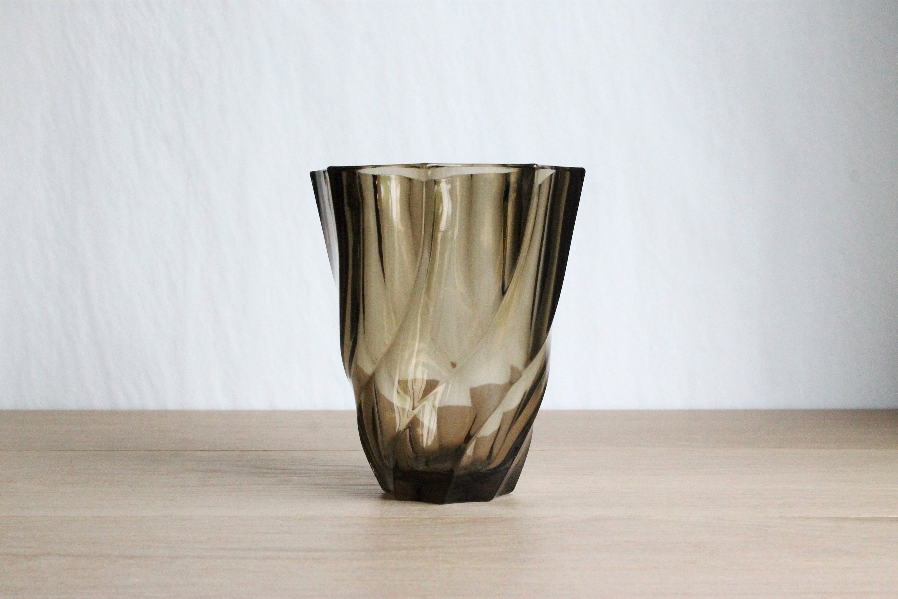 Vase en Verre Luminarc Vintage Des Années 70, Vase Tourbillonnant Fumé Brun