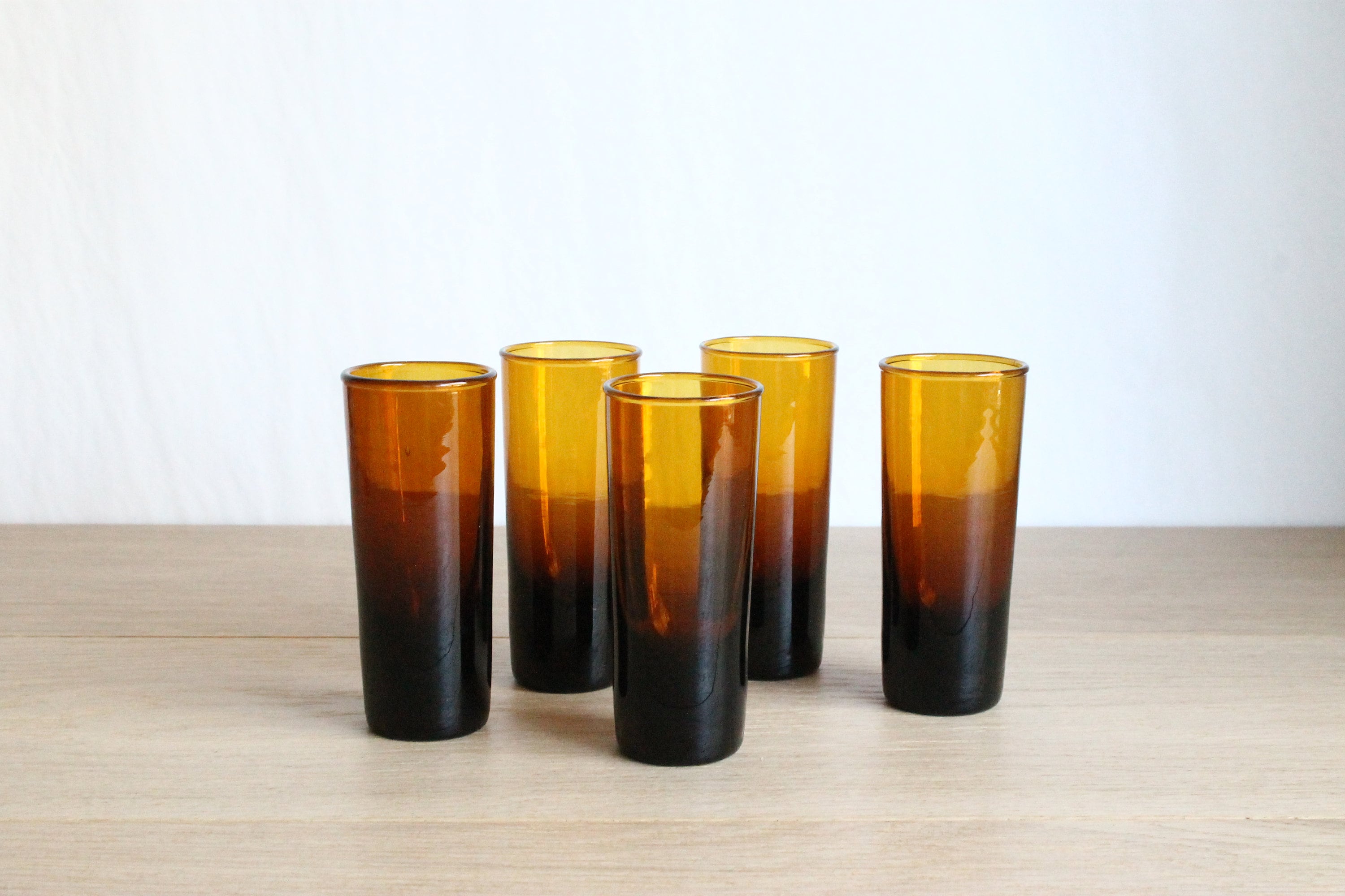 5 Verres Vintage 70S Faits à La Main en Ambre ou Liqueur avec Une Base Épaisse, d'un Marché Aux Puce