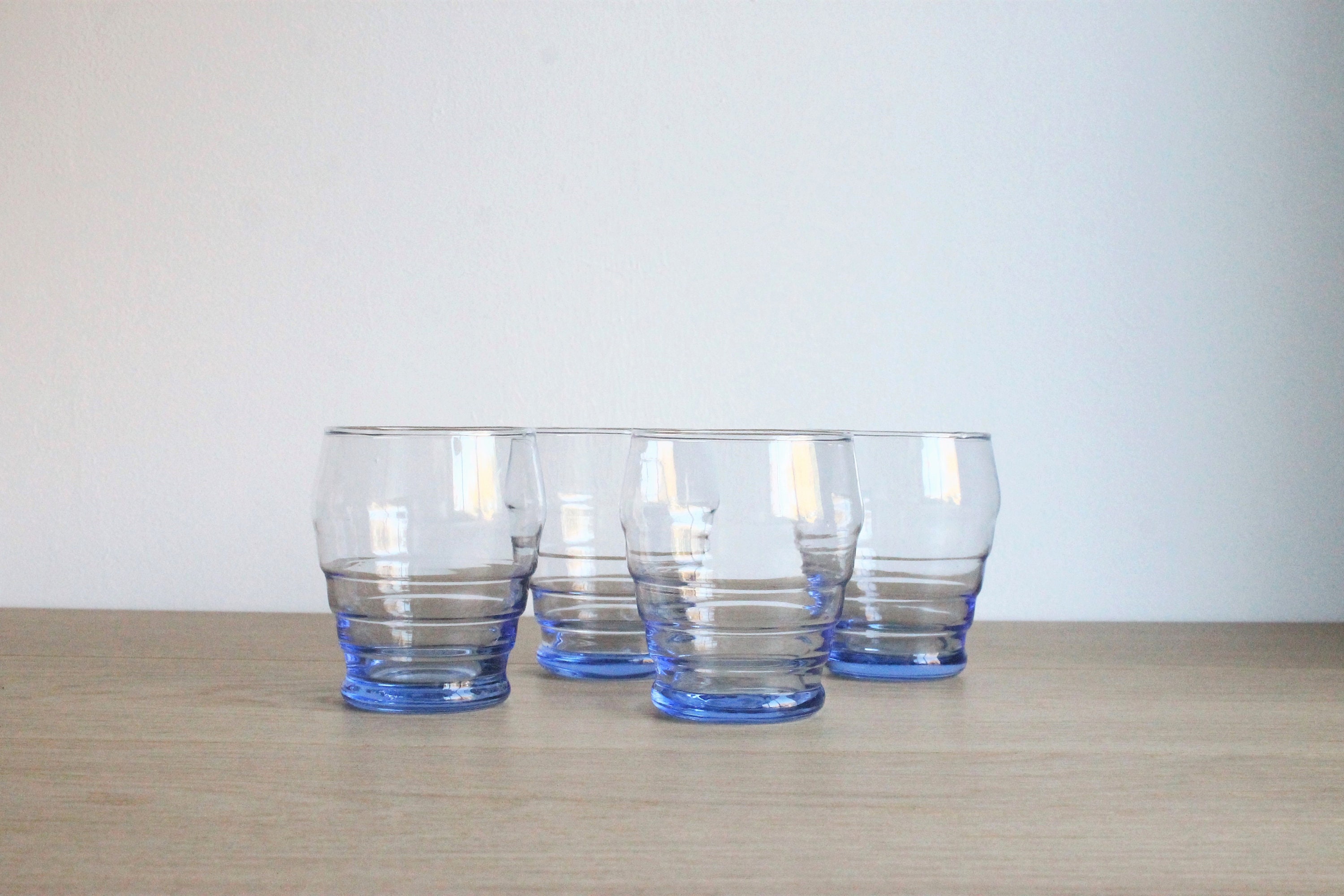 Ensemble de 4 Gobelets en Verre Bleu Vintage Faits à La Main d'un Marché Aux Puces Français