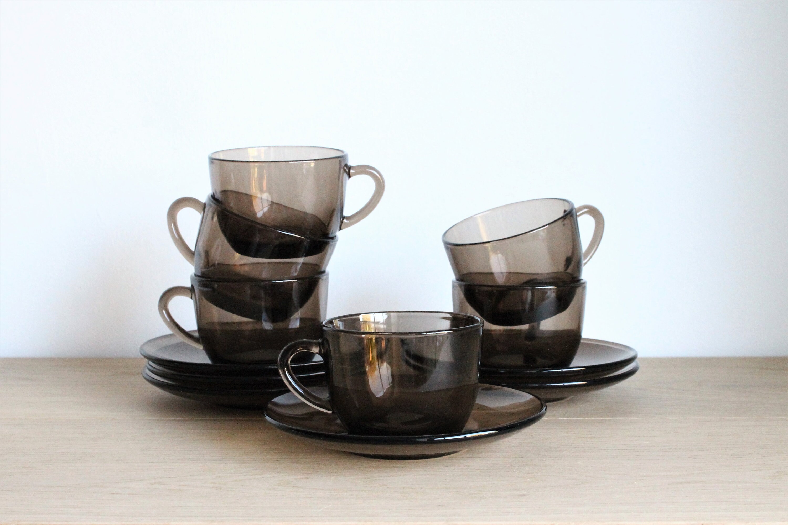 Lot de 6 Français Vintage Des Années 70 Vereco Fumée Café en Verre Brun ou Petites Tasses à Thé et S