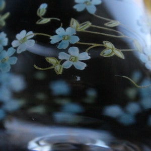 Pot à eau Art nouveau en porcelaine blanche à décor de myosotis, année