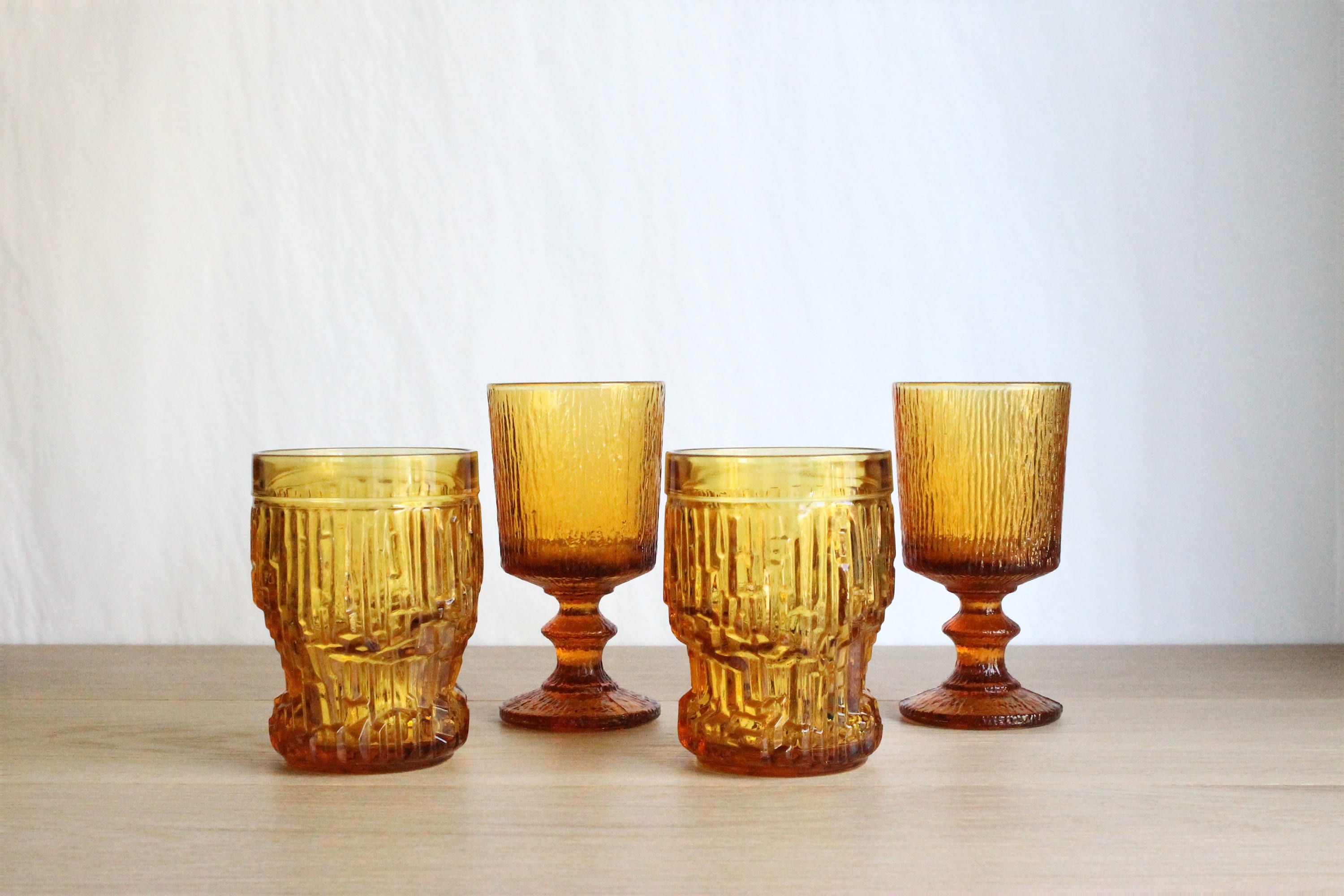 Ensemble Pour 2 Des Verres à Boire Ambrés Texturés Dépareillés Années 70, Ensemble Fait de Petits Vi