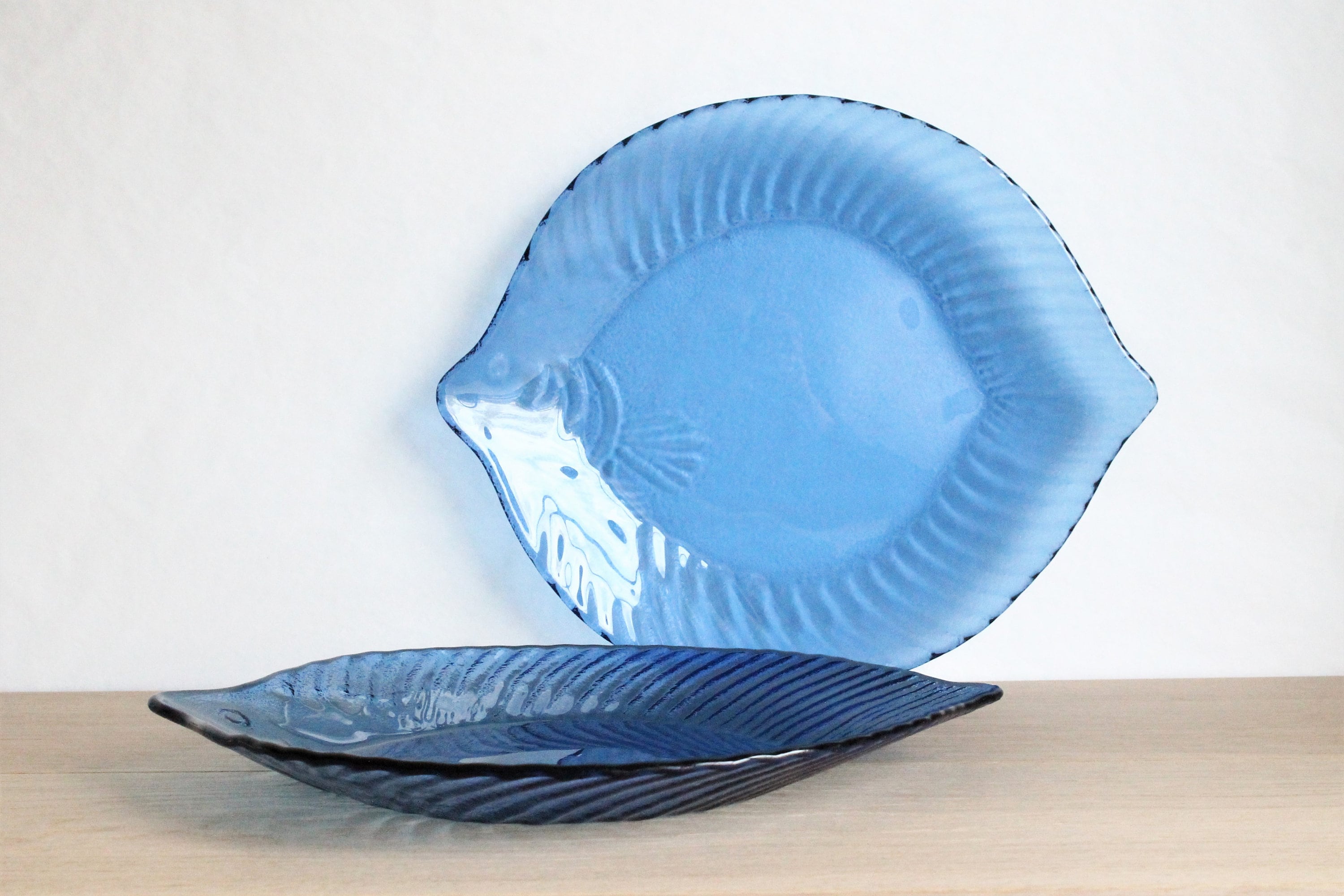 Ensemble de 2 Assiettes en Verre Bleu Forme Poisson Vintage ou Plateaux Service d'un Marché Aux Puce