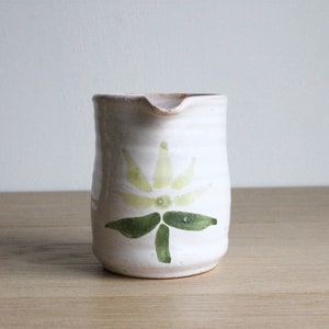 Petit pot à crème vintage en grès fait main à décor floral, provenant d'un marché aux puces français image 4