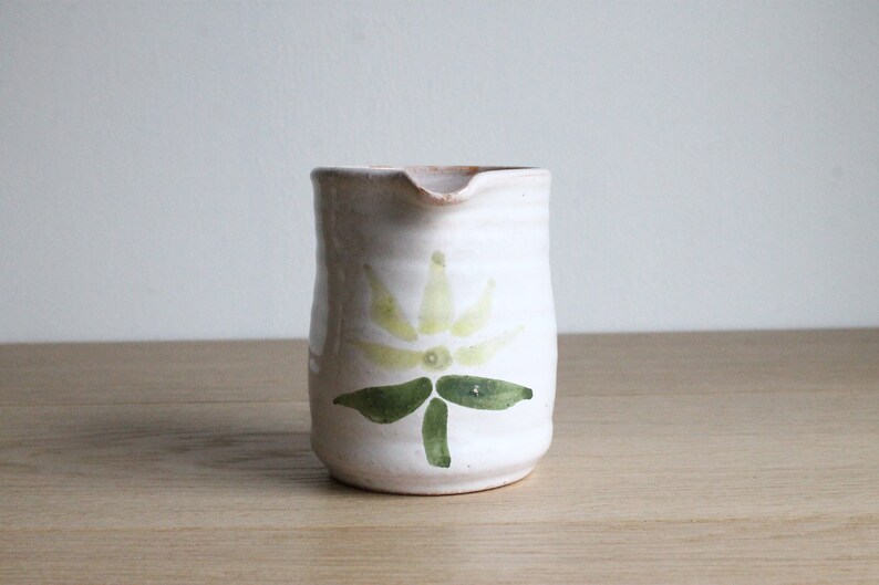 Petit pot à crème vintage en grès fait main à décor floral, provenant d'un marché aux puces français image 4