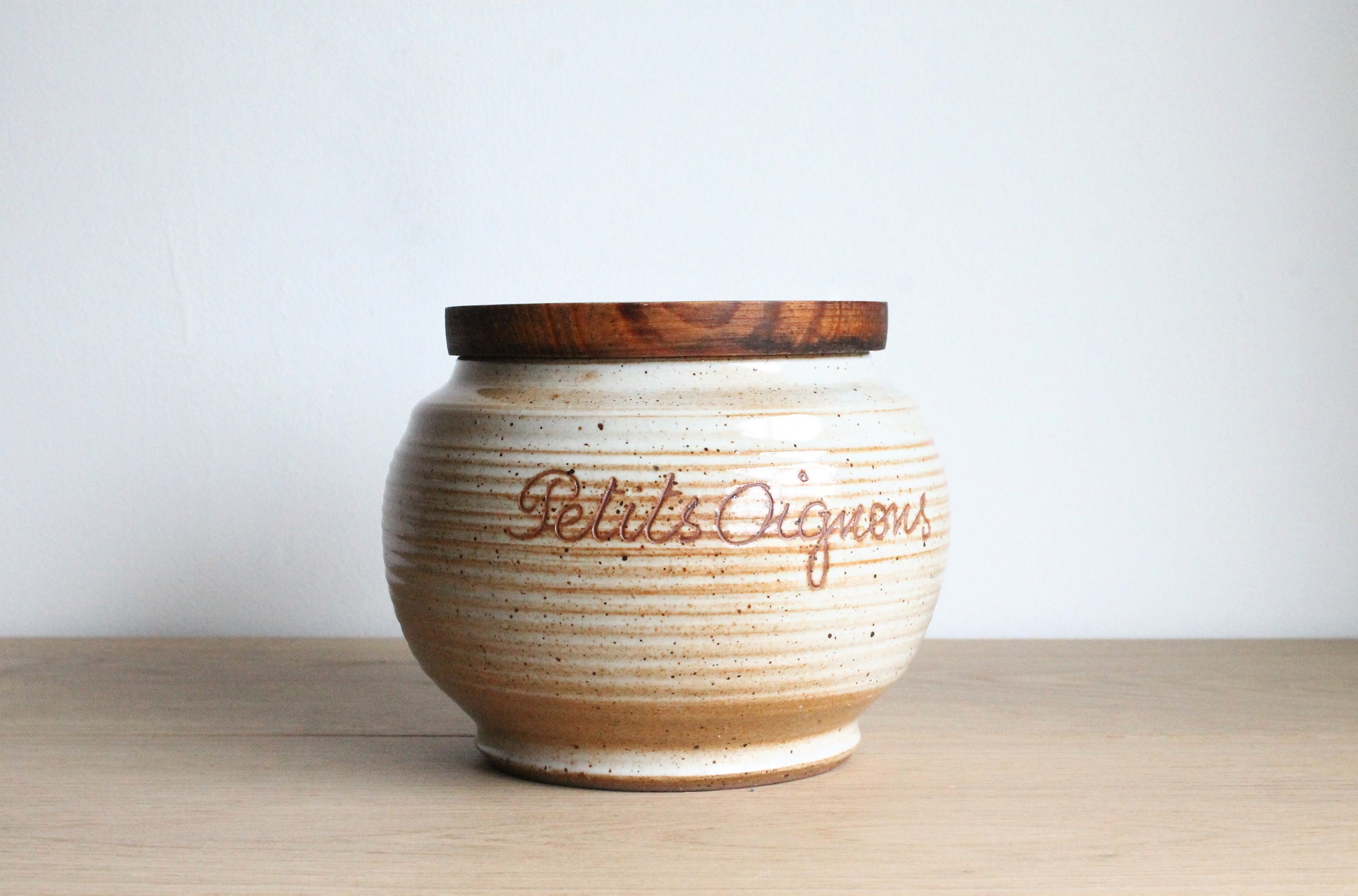 Français Vintage Des Années 70 en Grès Poterie Pickled Oignons Crock avec Couvercle Bois Par Grès Du