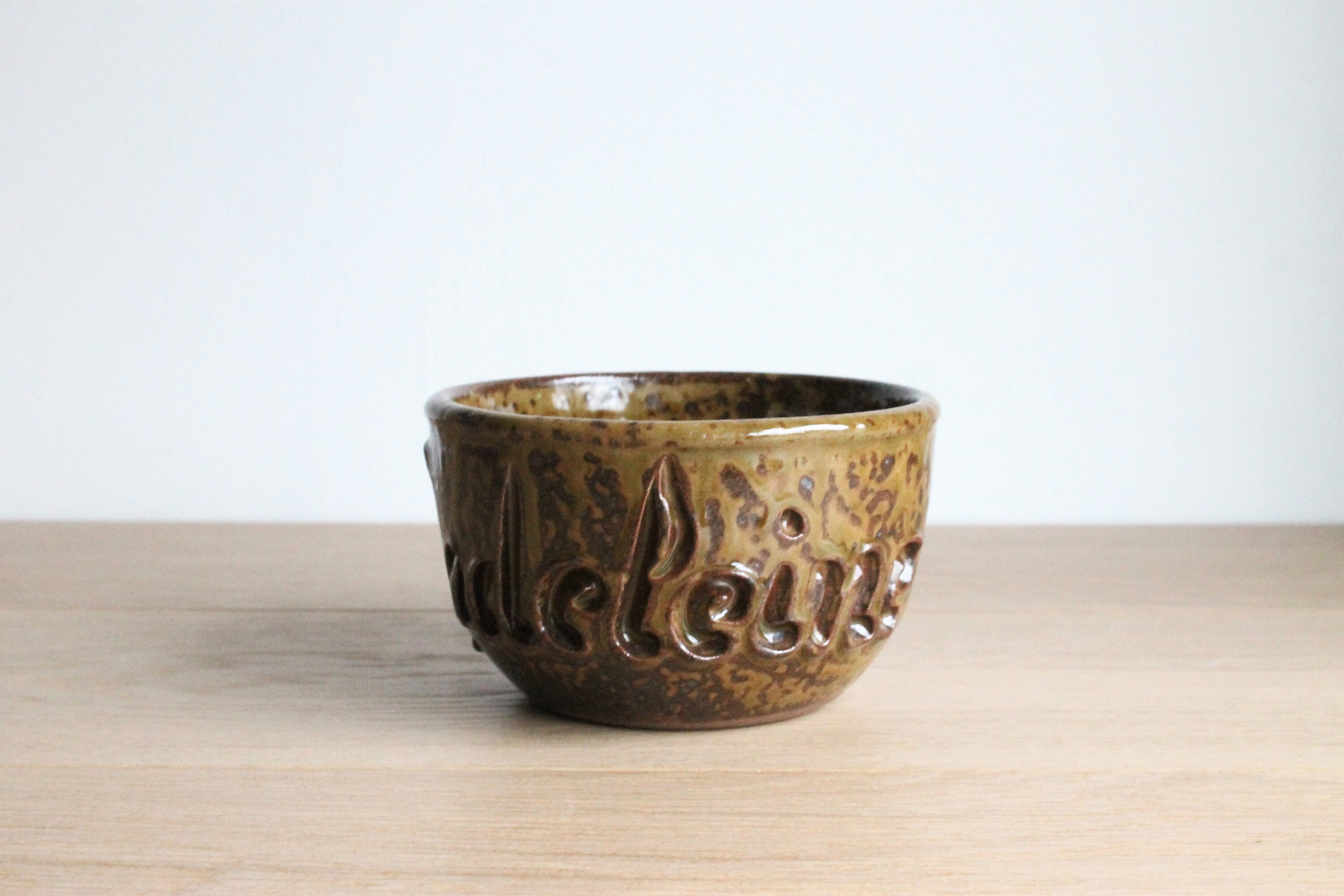 Français Vintage Du Milieu Siècle Madeleine Fait à La Main en Grès Nom Bol, Fabriqué Au Monastère No