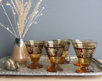 5 verres à liqueur, liqueur ou porto vintage tchèques, verre ambré avec un décor floral gravé rouge foncé, verrerie faite main