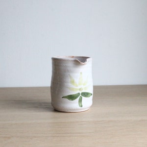 Petit pot à crème vintage en grès fait main à décor floral, provenant d'un marché aux puces français image 1