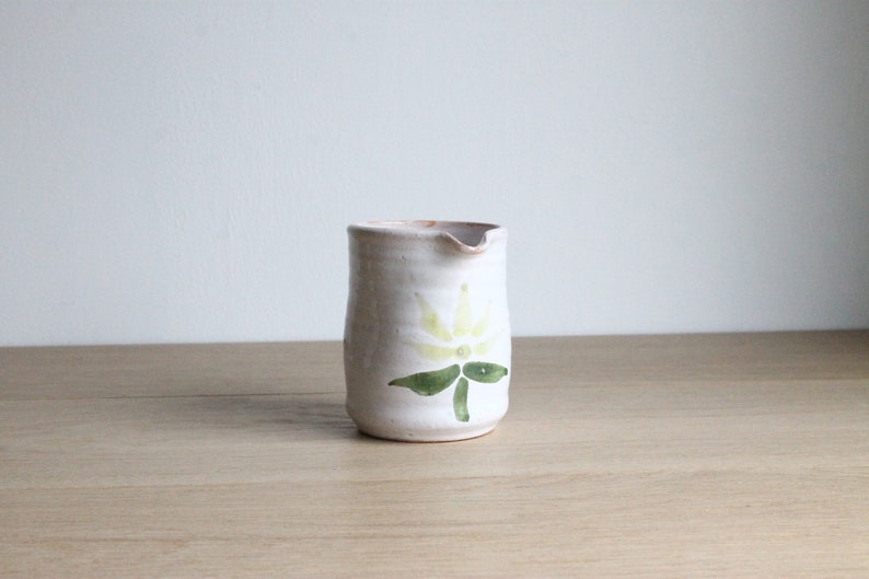 Petit pot à crème vintage en grès fait main à décor floral, provenant d'un marché aux puces français image 1