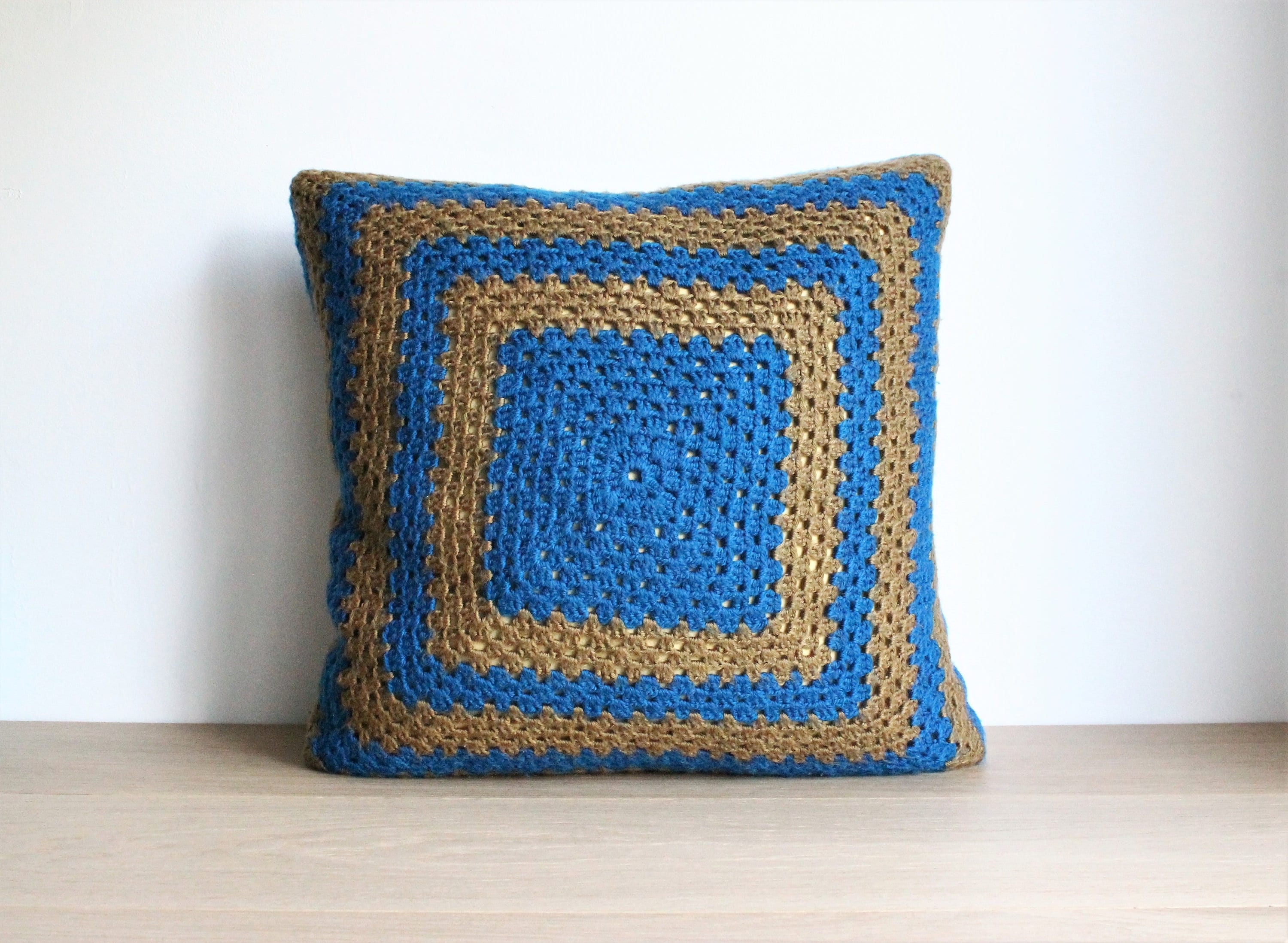 Oreiller Au Crochet Vintage Fait à La Main d'un Marché Aux Puces Français