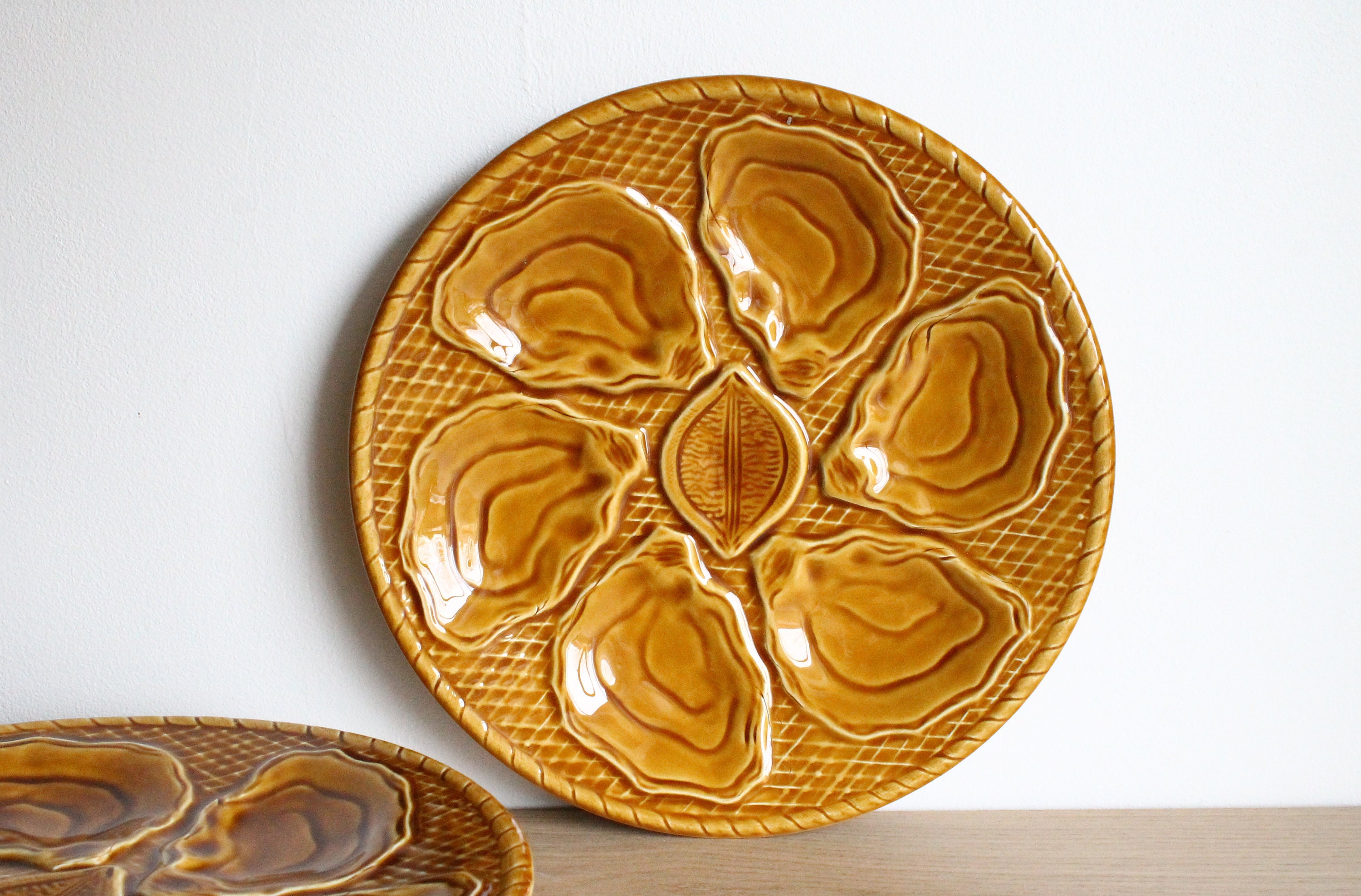 Ensemble de 2 Assiettes d'huîtres et Fruits Mer en Majolique Vintage Des Années 60 Provenant d'un Ma