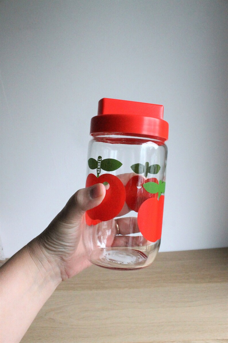 Ensemble de pots en verre à couvercle et verres à mesurer Henkel vintage des années 70 avec un décor de pomme image 2