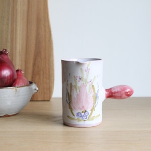 Vintage Milchkännchen / Sahnegießer Krug aus weißer Keramik mit handgemaltem rosa Blumendekor von La Poterie Maithe
