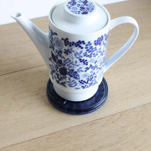 Franse vintage persglazen flessenonderzetter, blauw zoolspijkerglaswerk